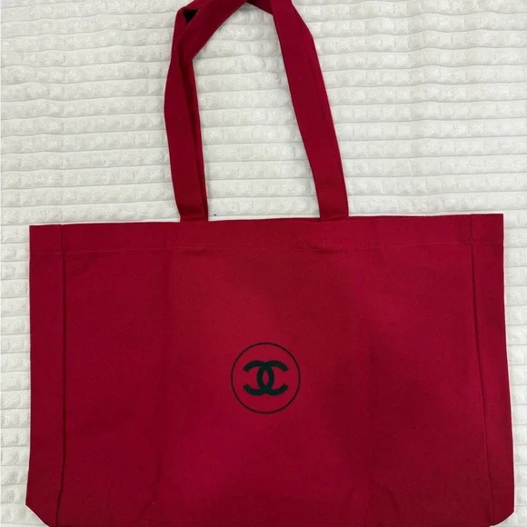 CHANEL Red Tote Bag with Classic Design - Picture 2 of 3